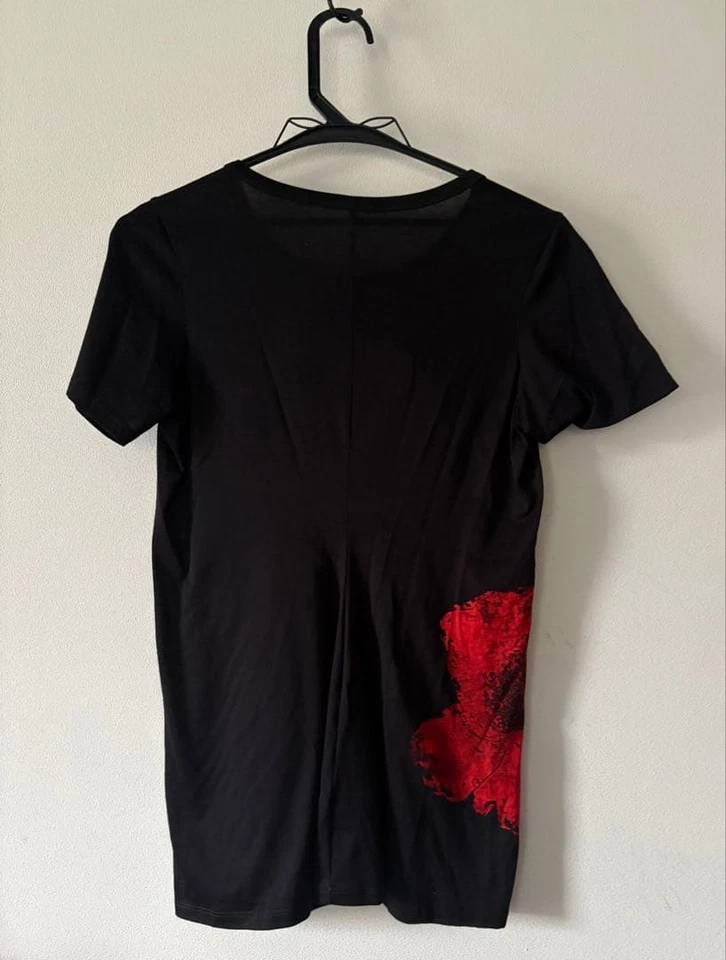 PREÇO FINAL USADO! CAMISETA PRETA YOHJI YAMAMOTO COM ESTAMPA FLORAL E FLUXO VERMELHO - Imagem 2 de 4