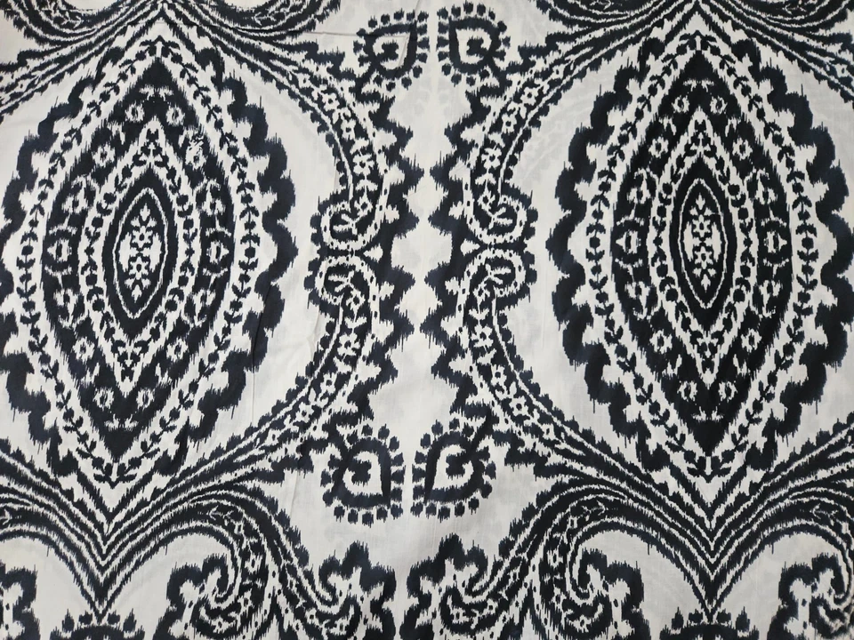 Tela hecha a mano india de algodón con estampado Ikat blanco y negro para damas Foto 4 de 4
