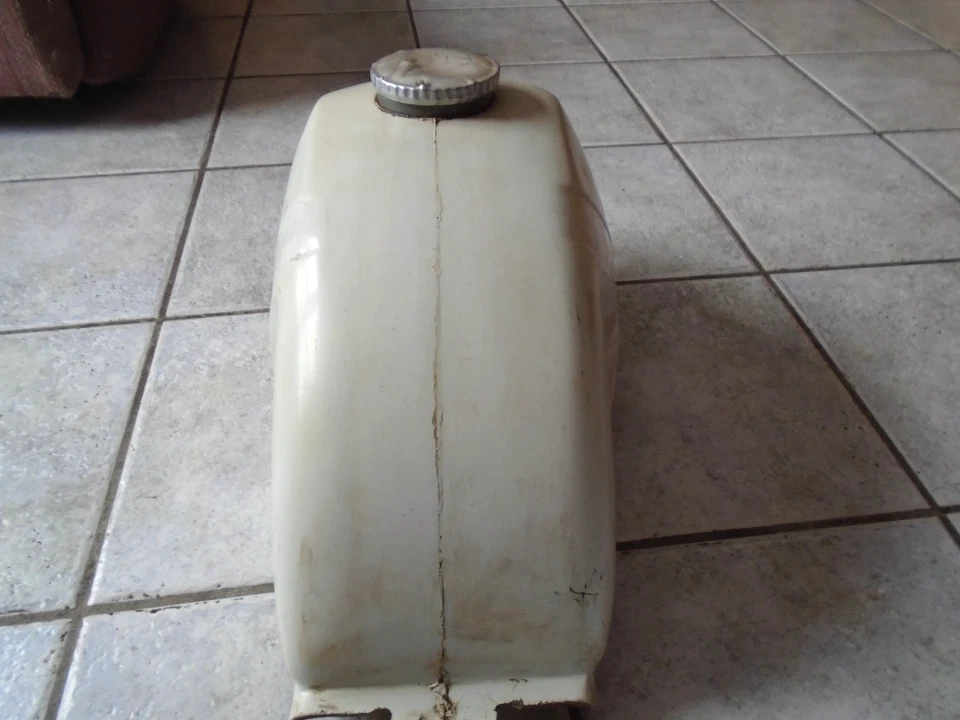 Penton - KTM, 1978 tanque de gasolina grande de fibra de vidrio enduro. Foto 4 de 4