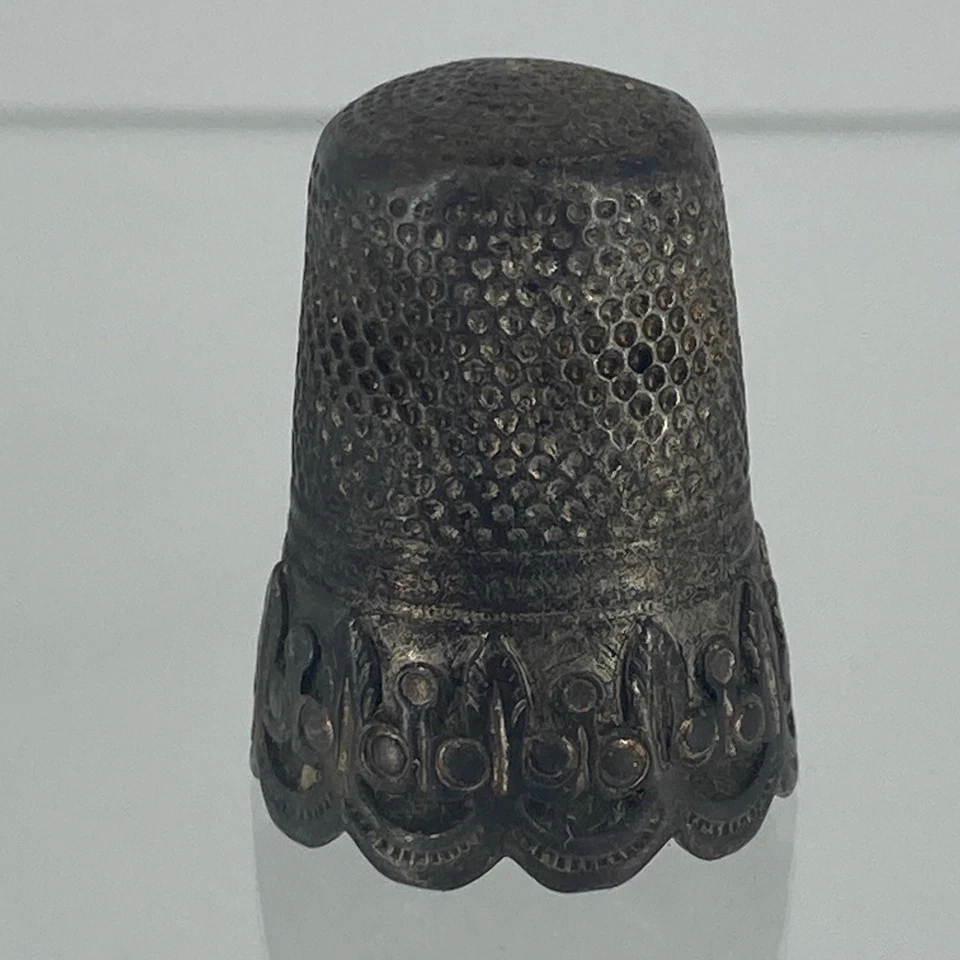 Ancien Dés à Coudre Argent Fleur de Lys 4,53gr - Photo 3/4