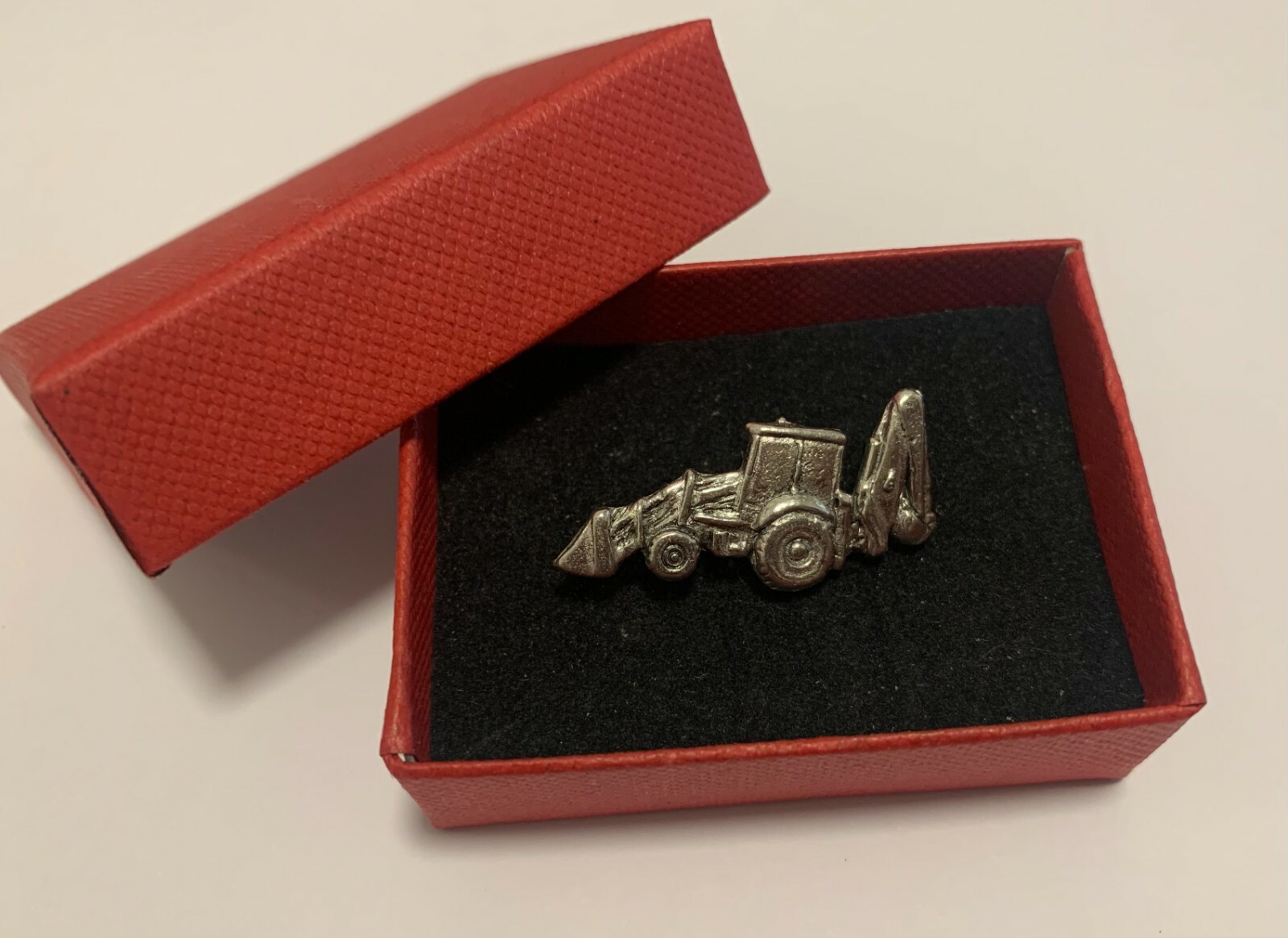 EXCAVATOR DIGGER SILVER PEWTER PIN BADGE BROOCH LAPEL IN RED GIFT BOX FOR BIRTHDAY OR XMAS PRESENT