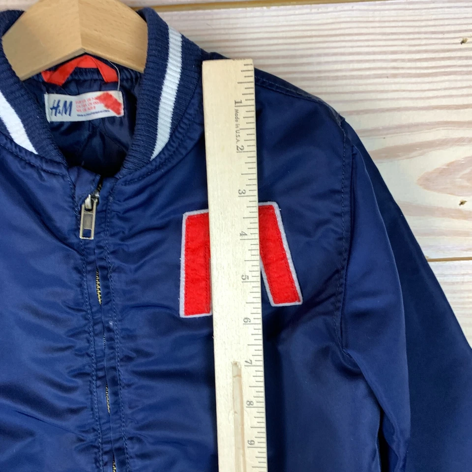 Chaqueta de bombardero H&M para niños niño 7-8 cremallera completa aislada parche de letras de vuelo universitario Foto 4 de 4