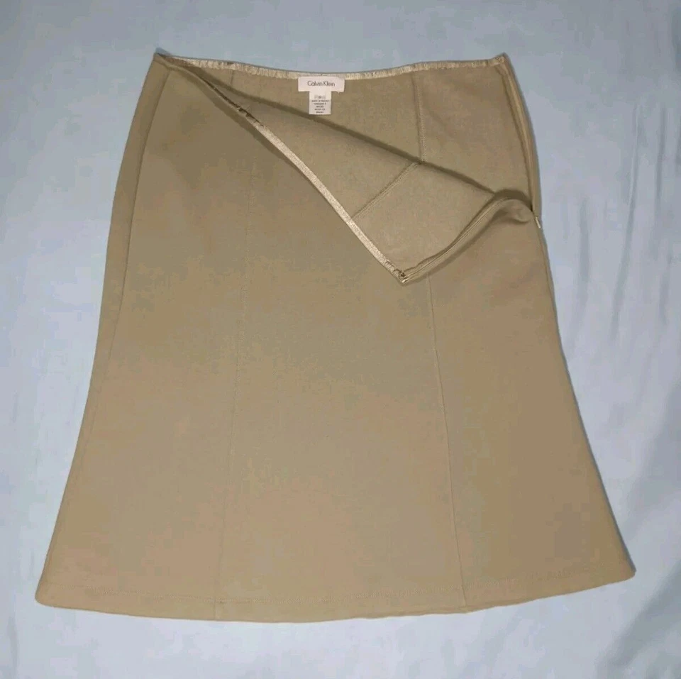 Falda polar Calvin Klein línea A para mujer S cremallera lateral frente plano cálida oliva Foto 4 de 4