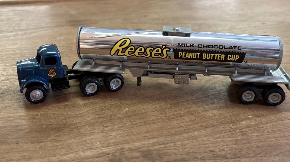 Winross Diecast 1/64 Scale Truck Reese's Peanut Butter Cup Tanker 1980 - Image 2 of 4