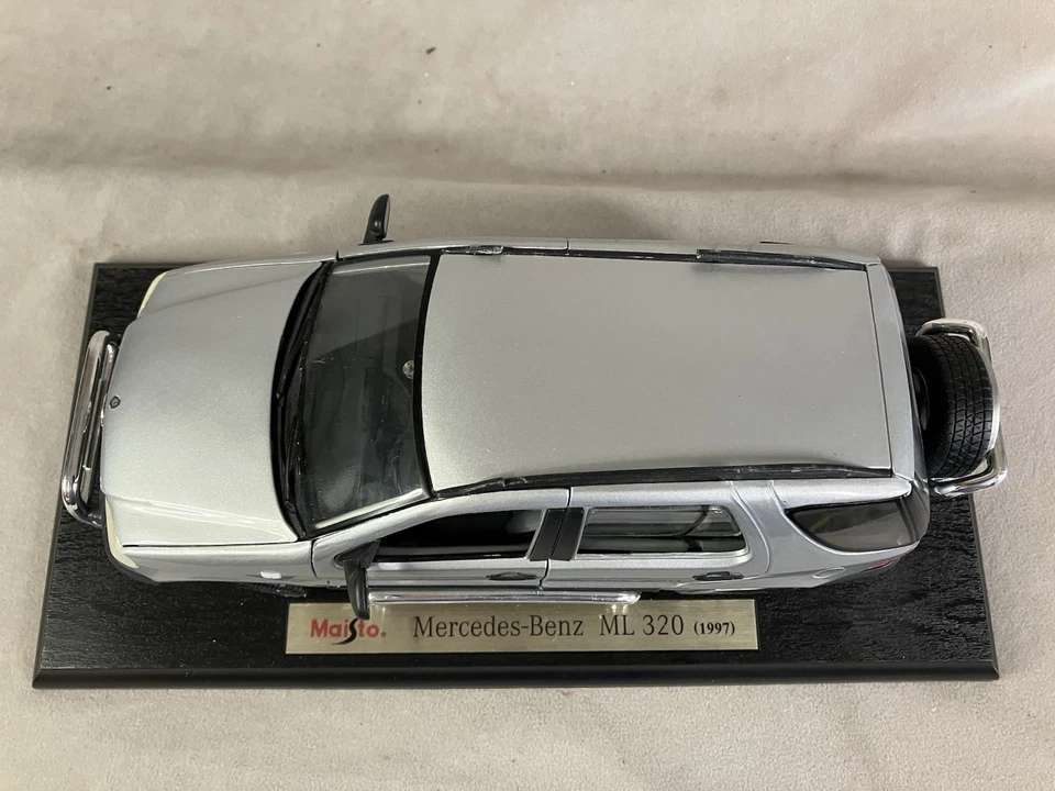 MAISTO - EDICIÓN ESPECIAL - MERCEDES-BENZ ML320 1997 (PLATEADO) - DIECAST 1/18 Foto 3 de 4