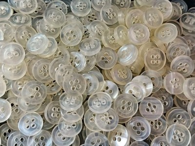 Kleine 9mm (14L) x 50 klare creme Perlen poliert 4 Loch Shirt Puppe Knöpfe + Geschenk