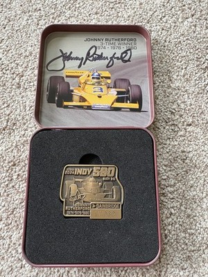 2024 Indy 500 Indianapolis Bronze Badge Box signed Johnny Rutherford Autogramm