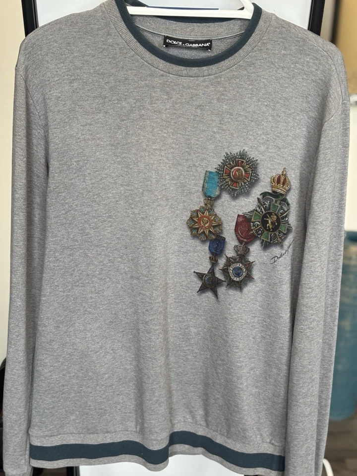 Camiseta Dolce & Gabbana Gris Manga Larga (56) Con Borde Azul Foto 2 de 4
