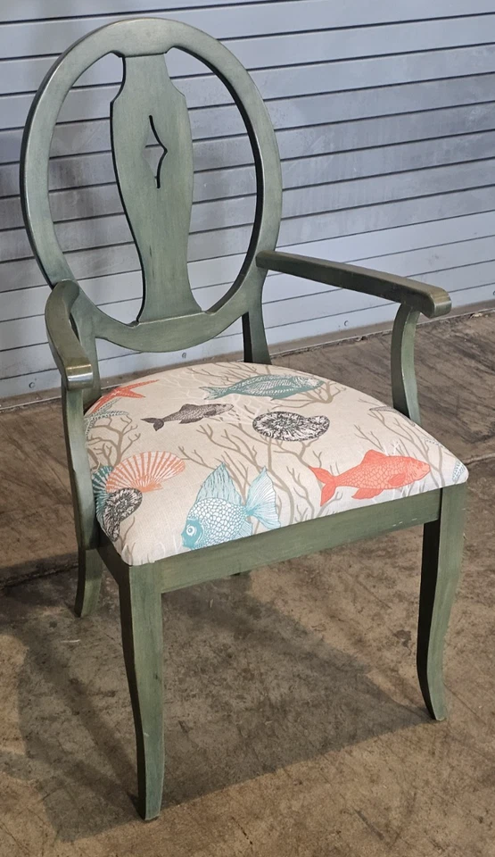 Silla con brazo abierto Ethan Allen madera pintada verde tela estampado océano peces y estrellas de mar Foto 3 de 4