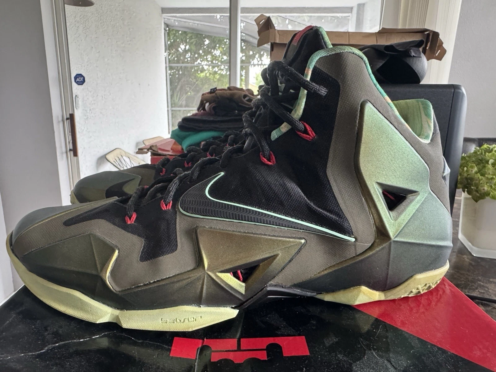 NIKE LeBron XI Taglia 12 Kings Pride Paracadute Oro ** VEDI DESCRIZIONE