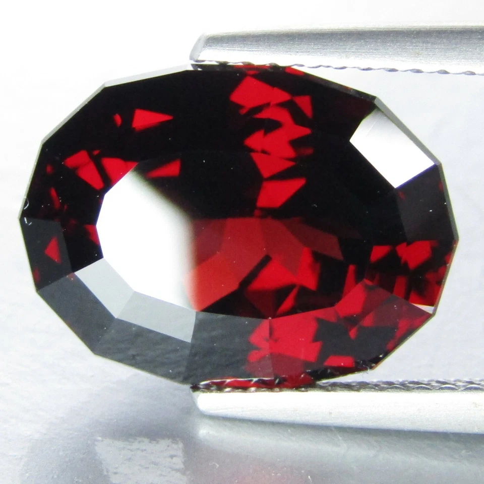 Granate Almandina Color Rojo Natural Especioso 9.22Cts Ovalado Corte Personalizado Foto 3 de 4