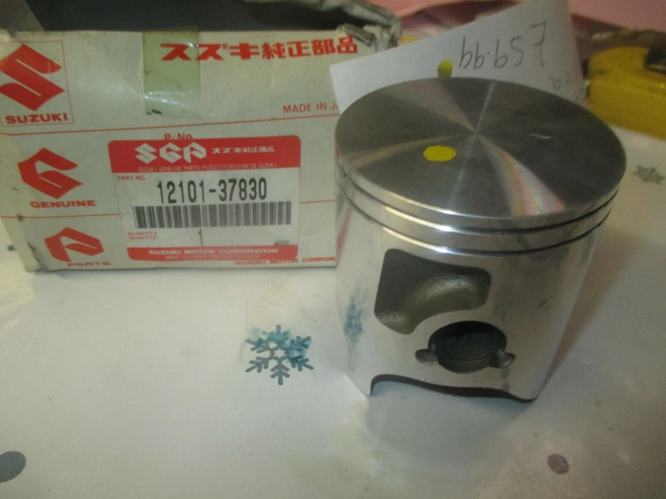 NOS Suzuki RM 250 PISTON 97-00 CIRCA 12101-37830 - image 2 of 4