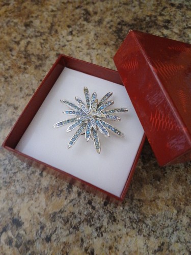 Jewelled Vintage Metal Star Design Brooch Never Worn In Original Box - Picture 4 of 4