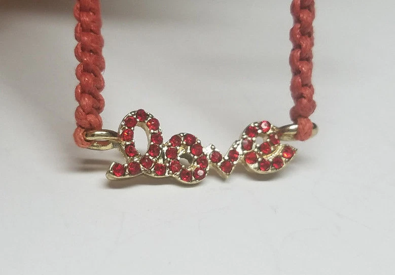 PULSERA CUERDA TRENZADA CON DIJE DORADO Moda "AMOR" con ESTRÁS ROJO RUBÍ Nueva Foto 2 de 4