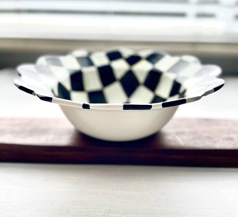 "Tazón para servir esmaltado a cuadros cortesanos Mackenzie Childs borde de pétalo festoneado 11,5""" Foto 4 de 4