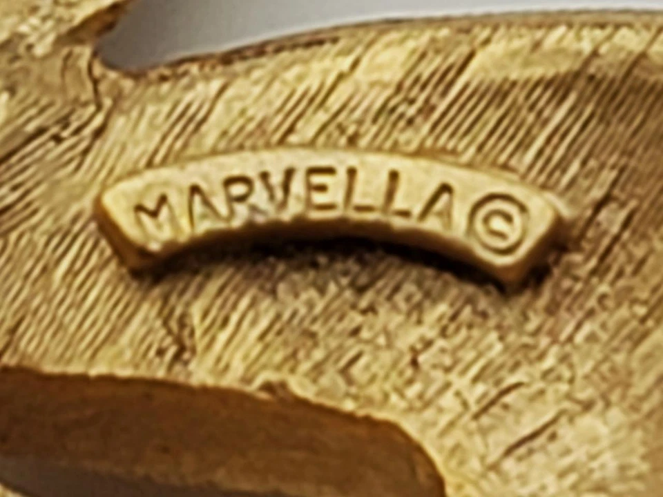 Spilla Vintage Firmata MARVELLA In Oro Argento/Oro Smaltato A Forma Di Fiore - Immagine 3 di 3