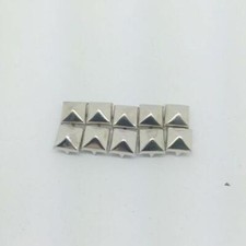 borchie a piramide in plastica con perni di base, rivetti in