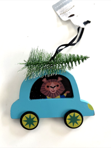 Wondershop Wood Car with Bottle Brush Tree Christmas Tree Ornament Blue NEW - Afbeelding 1 van 3