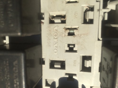VOLVO V70 2.4L FUSE RELAY BOX 8690698 2005. - Picture 4 of 7
