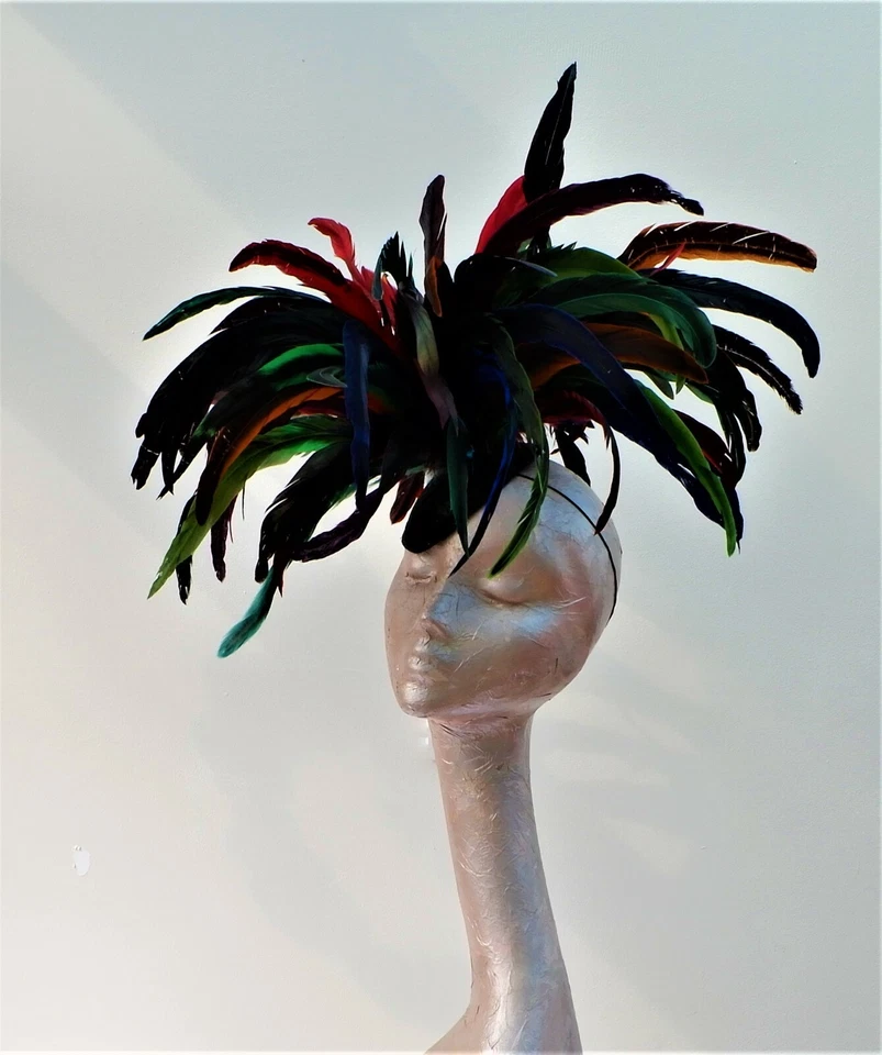 Carnaval - Tocado de Cóctel Pluma Multicolor Fascinador POR HATS2GO  Foto 2 de 4