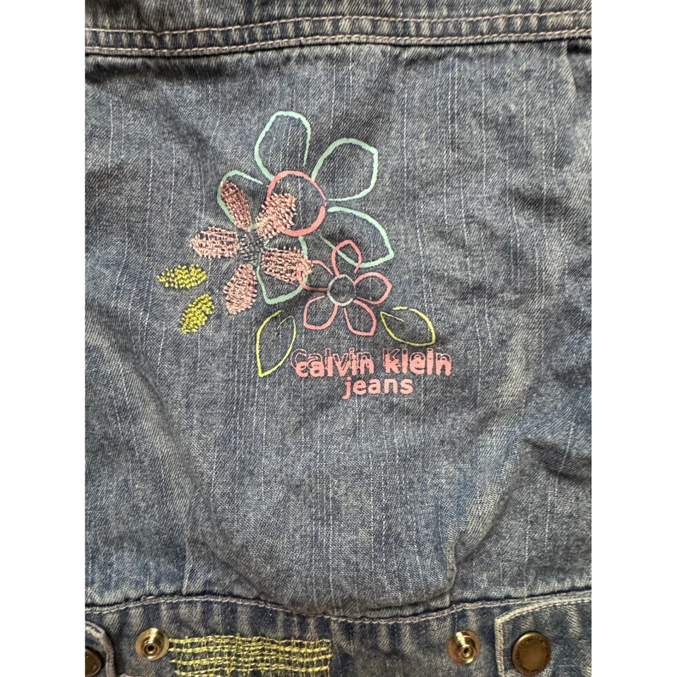 Chaqueta vaquera floral Calvin Klein Jeans para niñas pequeñas talla 3T Foto 3 de 4