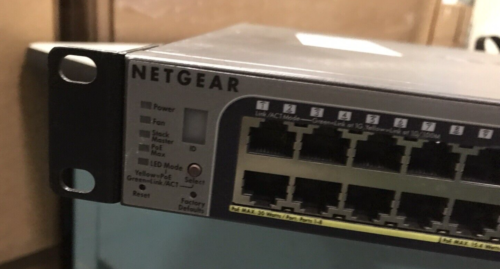 48-portowy gigabitowy inteligentny przełącznik Netgear ProSafe GS752TPS z uszami stelażowymi - Zdjęcie 5 z 8
