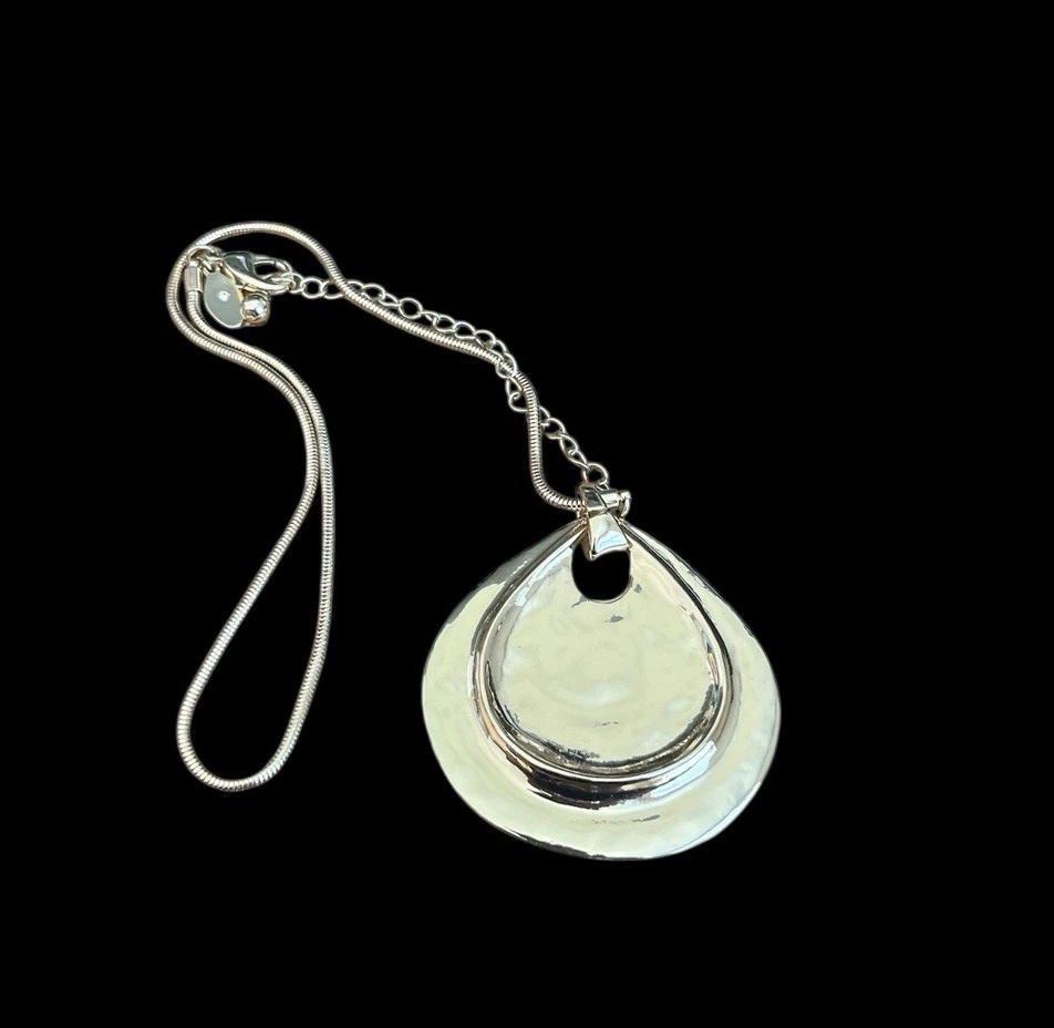 VETEMENTS Collana Chico's tono oro grande martellato doppia goccia pendente 31"