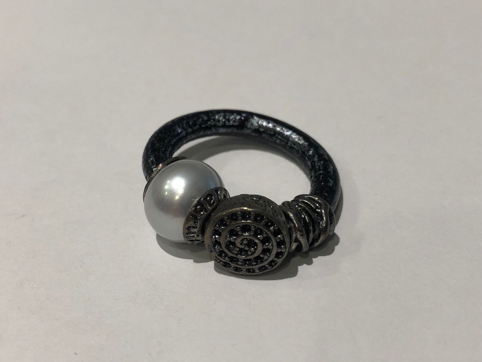 Nuevo - Anillo Ring - LA - Plata, Cuero &amp; Perla - Talla 15 | eBay