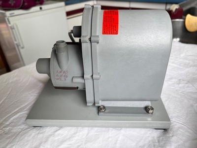 EHEIM Pumpe Serie 87093 / Typ 1030 auf Sockel mit Gummifüßen  Sehr guter Zustand