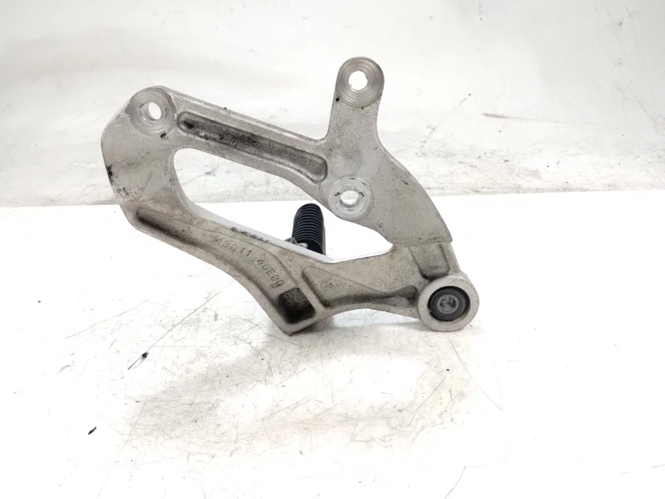 Suzuki GSXR1100 GSXR-1100W 1997 reposapiés trasero derecho pasajero reposapiés y montaje Foto 4 de 4