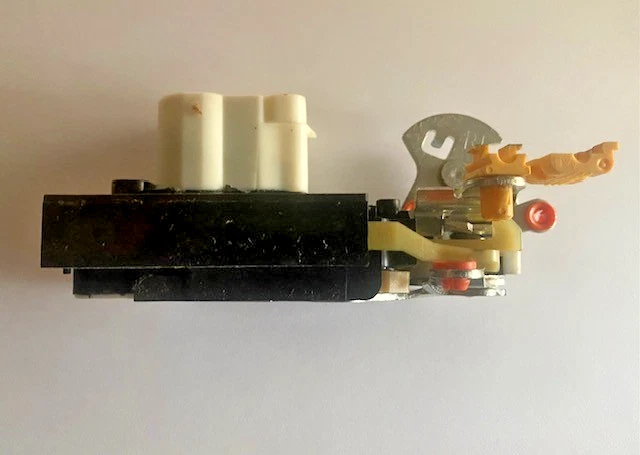 1999-2007 GM FRONT SIDE DOOR LOCK, GENUINE NEW OEM PART, PART NUMBER 15110642 - Image 2 of 4