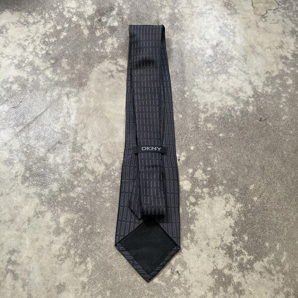 Corbata DKNY Estampado Geométrico Gris Seda Cuello Hecha en México De Tela Importada Foto 3 de 4