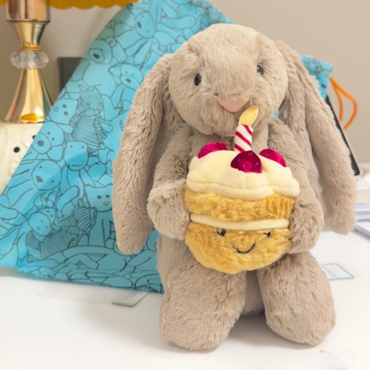 ジェリーキャット Bashful Beige Bunny ‘Birthday’ Bashful Beige Bunny 'Birthday' - Official Jellycat
