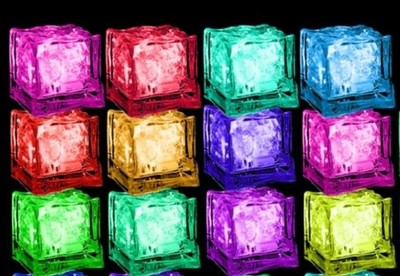 Wiederverwendbare LED leuchtende Eiswürfel Baby Kind Bad Dusche Spielzeug leuchtender Teich Pool Würfel