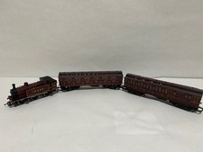 Hornby  00 Scale 16440 Train Locomotive With Passenger Cars