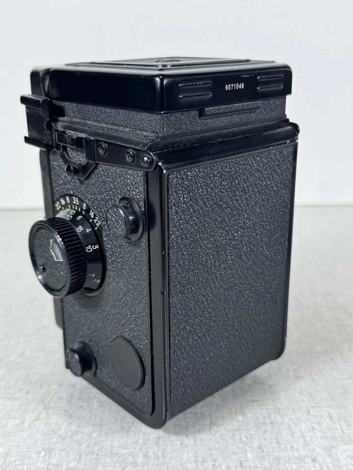 Cámara fotográfica de formato medio Yashica Mat negra 124G TLR Foto 4 de 4