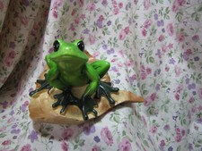 NEW FROG ON LEAF WITH LEG DOWN FIGURE