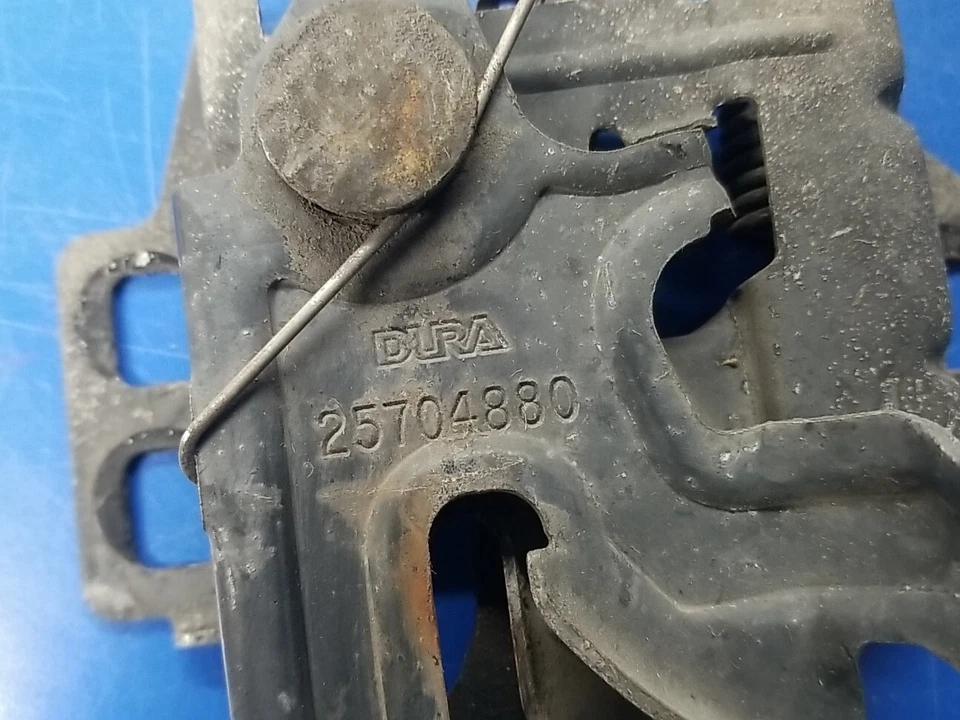 Pestillo de capó Pontiac Bonneville Oldsmobile Aurora 2000-2005 usado. 25704880 Foto 3 de 4