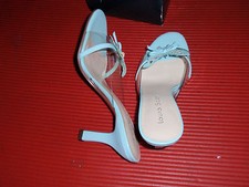 1 PAIR OF LAURA SCOTT TURQUOISE BLUE AND CLEAR PLASTIC PAPILLION SHOES SIZE 7.5