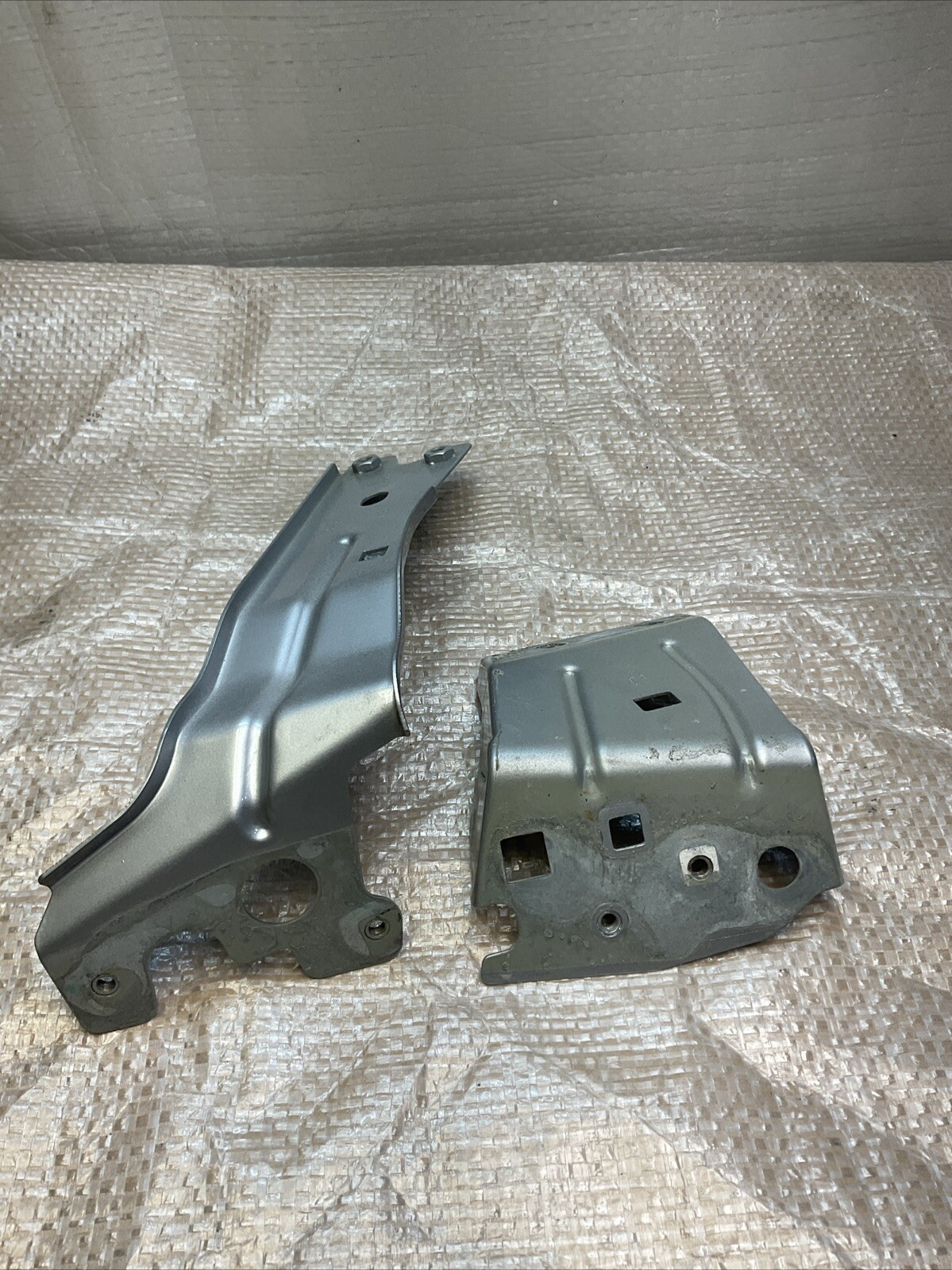 14-23 MASERATI QUATTROPORTE DRIVER LEFT FRONT FENDER BRACKET SUPPORT MOUNT OEM