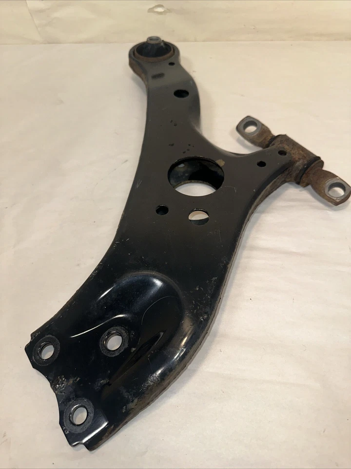 Оригинальный передний правый нижний рычаг управления для Toyota Sienna 2011–2016 годов выпуска - Изображение 2 из 4