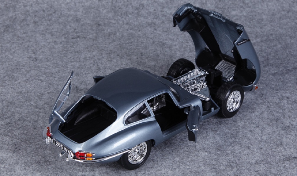 Bburago 1:18 Jaguar E type Coupe Diecast Model Sports Racing