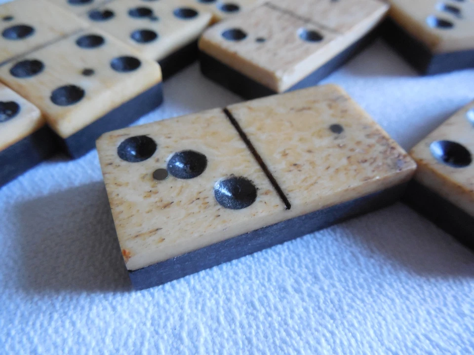 ANCIEN JEU DE DOMINOS EN OS ET EBENE - Photo 2/4