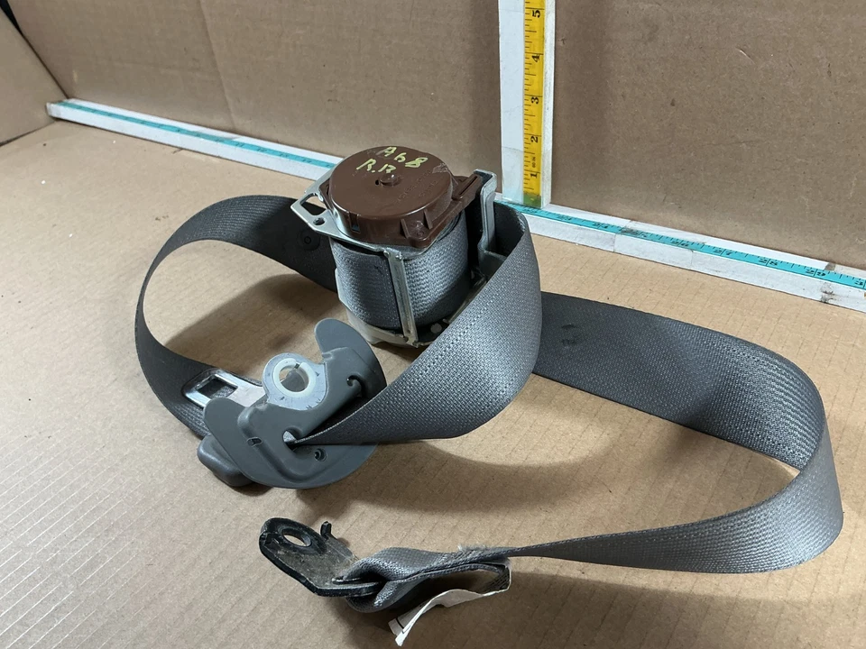 Retractor de cinturón de seguridad trasero derecho Toyota Sienna 2011-2014 OEM Foto 3 de 4