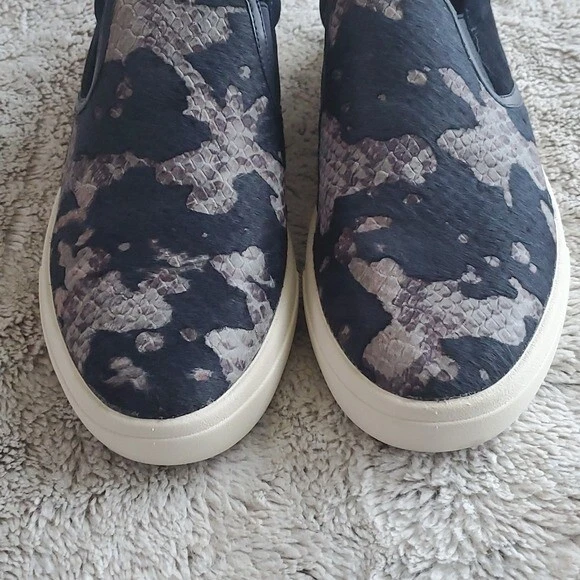 Zapatilla deportiva Vaneli con estampado de serpiente de cuero pelo de becerro sin cordones de moda talla 9,5N Foto 2 de 4