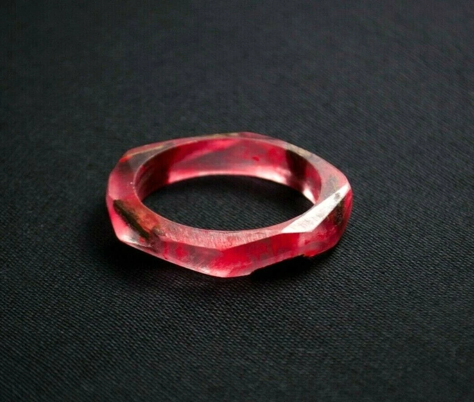 Anillo de resina de madera de fuego de lava hecho a mano - rojo / anillo de declaración de madera de arce / espiritual Foto 2 de 4