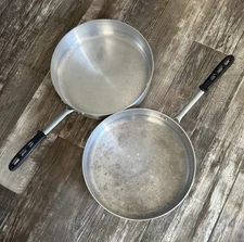 The Vollrath 67737 7 1/2 quart aluminum sauté pan, Used In Good Condition