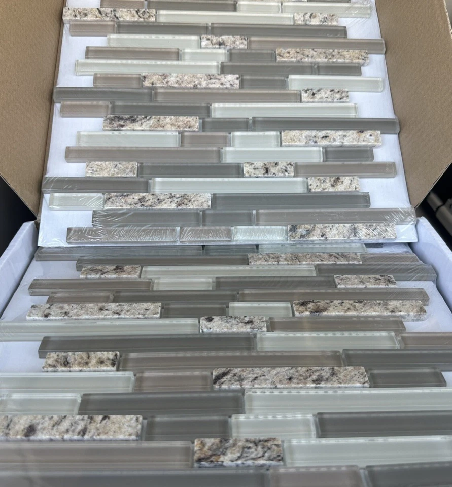 Mosaico de piedra y vidrio de granito dorado del desierto Foto 2 de 4