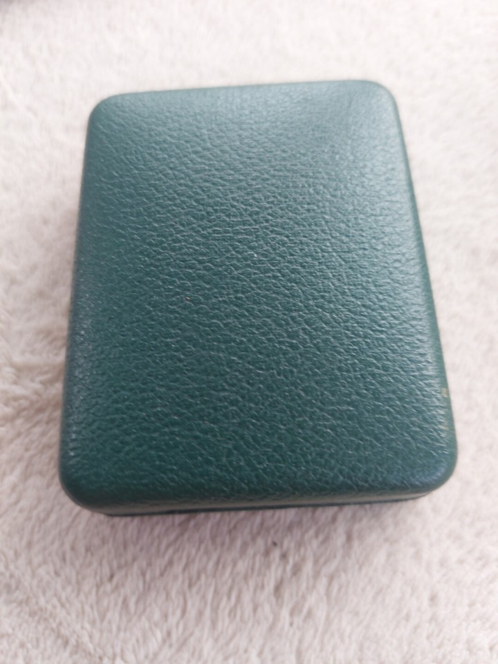 VINTAGE 18CT GOLD PENDANT FOR NECKLACE. PORTRAIT STYLE. REAL DIAMOND