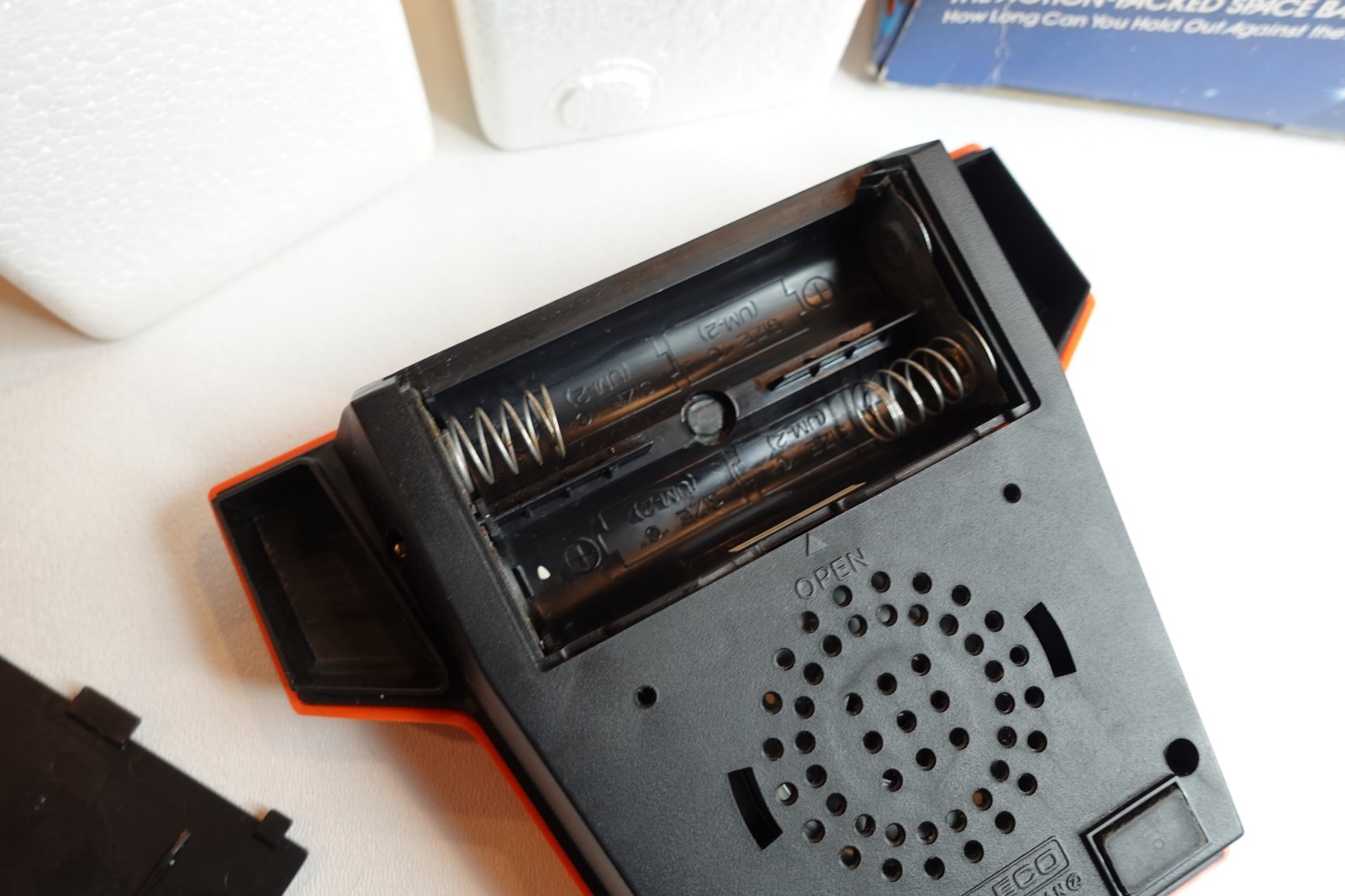 Coleco ALIEN ATTACK  Vintage Electronic Handheld tabletop Video game   R8 NICE